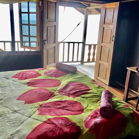 Beachfront Hut Upstairs Astra - Beach Shack Chalet Kampong Juara Eksteriør bilde