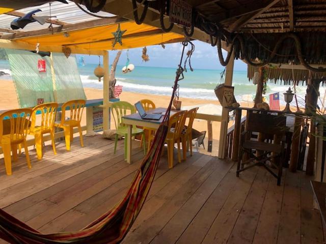 Beachfront Hut Upstairs Astra - Beach Shack Chalet Kampong Juara Eksteriør bilde