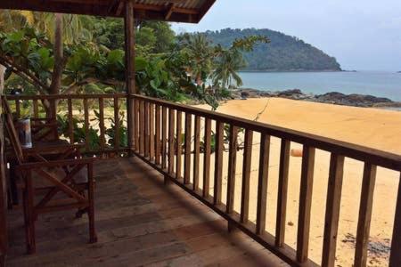 Beachfront Hut Upstairs Astra - Beach Shack Chalet Kampong Juara Eksteriør bilde