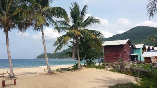 Beachfront Hut Upstairs Astra - Beach Shack Chalet Kampong Juara Eksteriør bilde