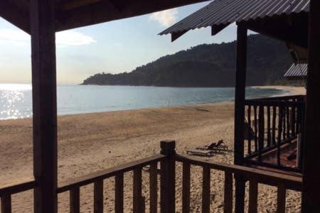 Beachfront Hut Upstairs Astra - Beach Shack Chalet Kampong Juara Eksteriør bilde