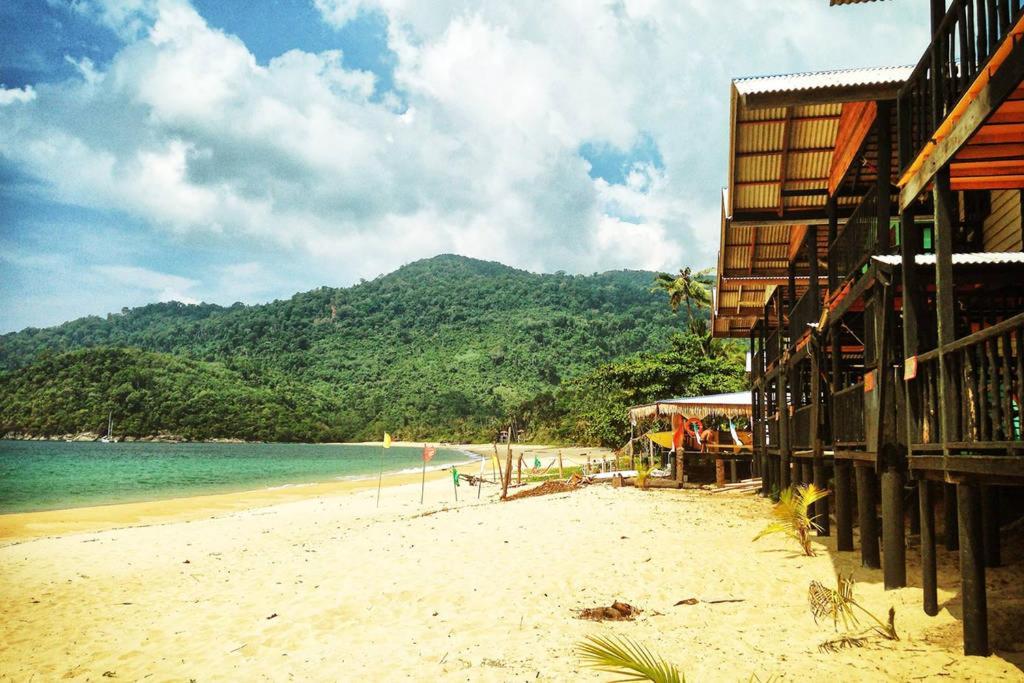 Beachfront Hut Upstairs Astra - Beach Shack Chalet Kampong Juara Eksteriør bilde