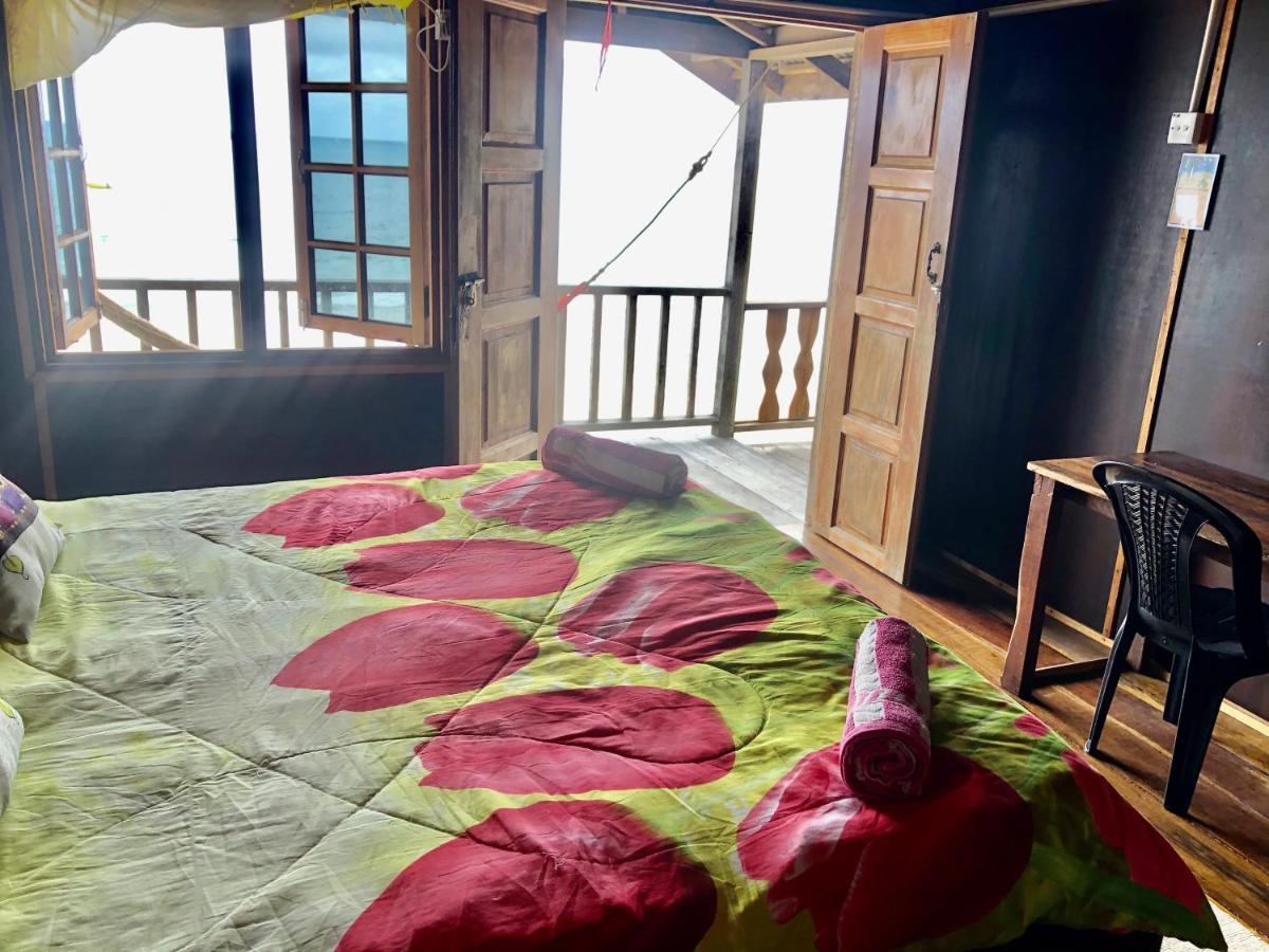 Beachfront Hut Upstairs Astra - Beach Shack Chalet Kampong Juara Eksteriør bilde