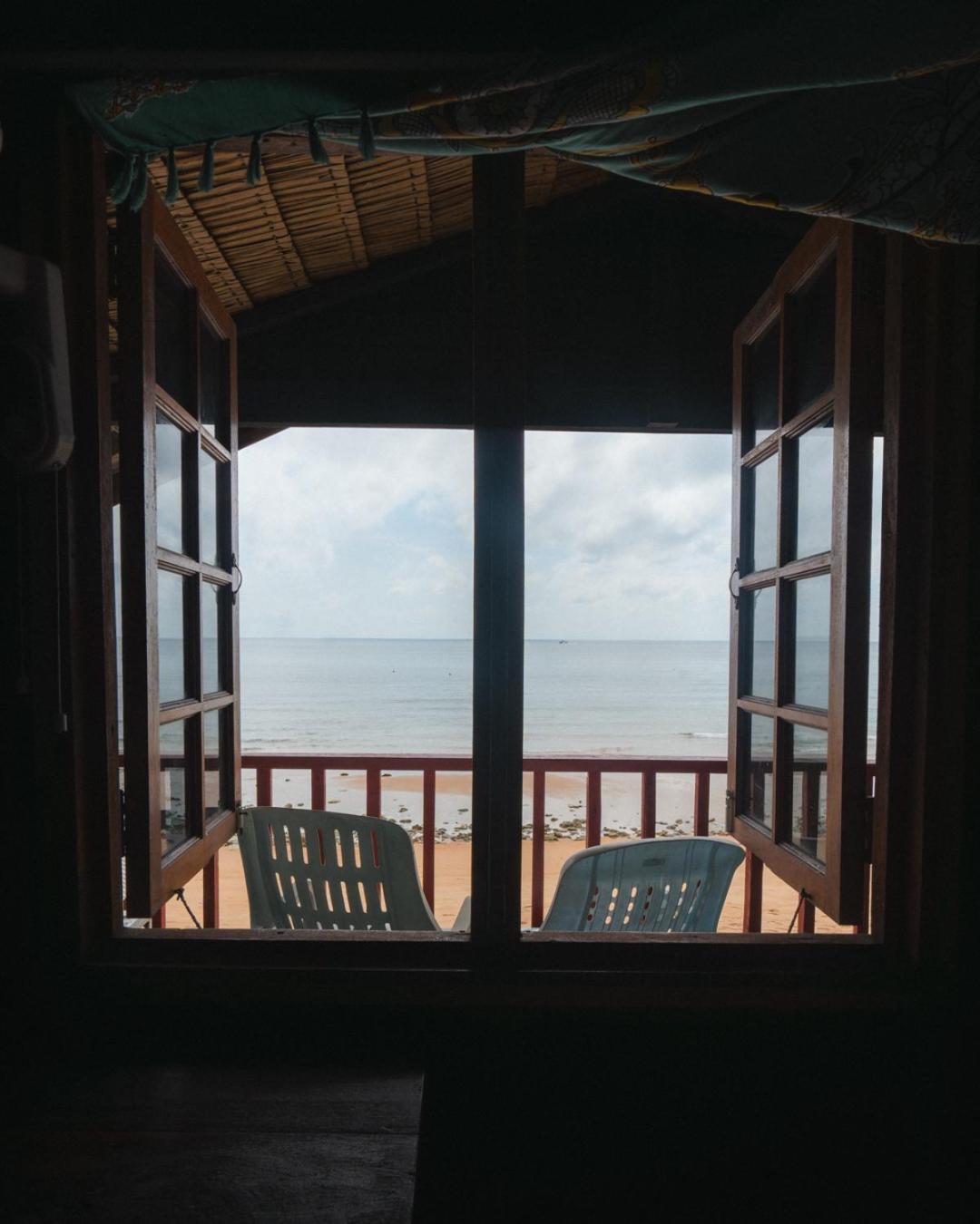 Beachfront Hut Upstairs Astra - Beach Shack Chalet Kampong Juara Eksteriør bilde